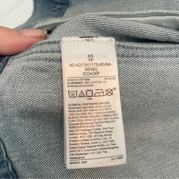 GAP women’s iconic denim jean jacket in light blue size XS EUC - Picture 2 of 4